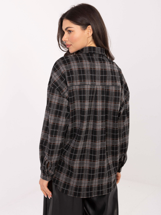 Czarna koszula z broszką