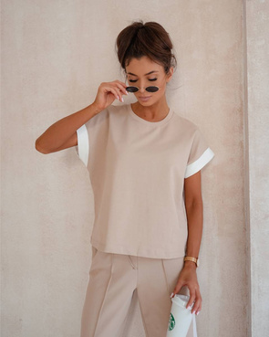 Beżowy komplet t-shirt i spodnie z lampasami