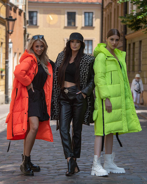 Długa kurtka zimowa z łączonych materiałów neonowo żółta (jin-210)