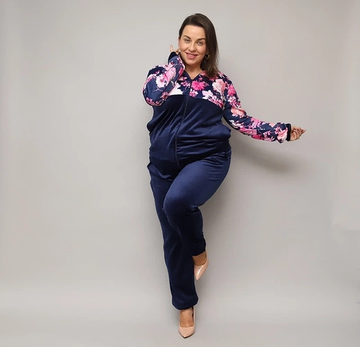 Welurowy komplet dresowy plus size w kwiaty granatowy