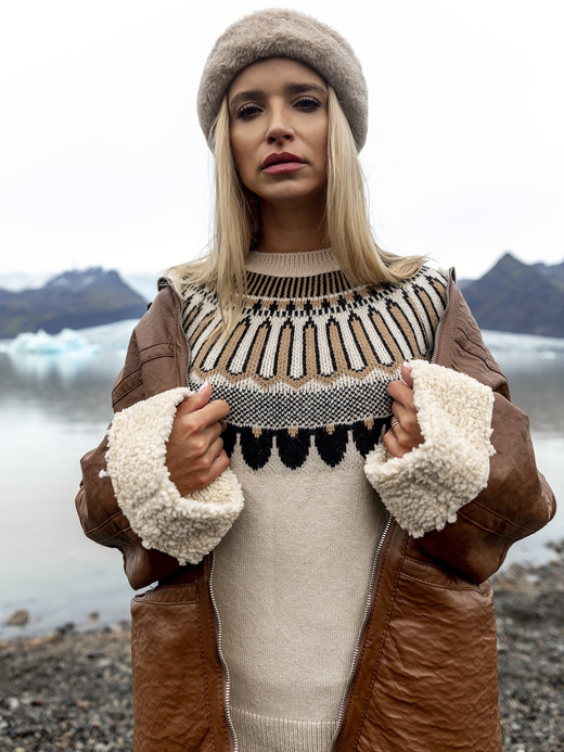 Beżowy sweter z niską stójką