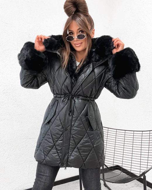 Pikowana kurtka zimowa czarna z futrzanym wykończeniem