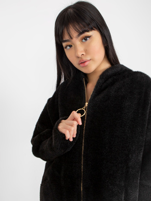 Elegancka czarna narzutka typu alpaka poniżej bioder