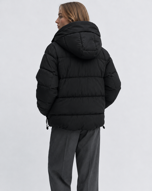 Krótka czarna kurtka zimowa typu puffer