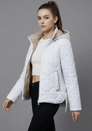 Biała pikowana kurtka z beżowym wykończeniem