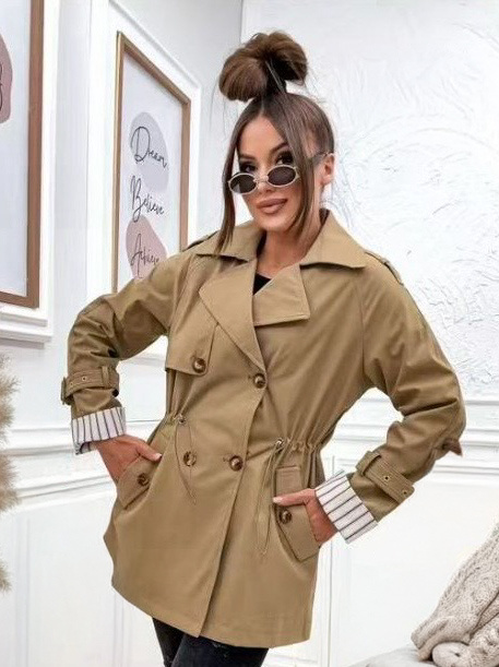 Ciemnobeżowy krótki trencz z ozdobnymi mankietami i troczkiem w talii