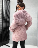 Pikowana kurtka zimowa róż z futrzanym wykończeniem