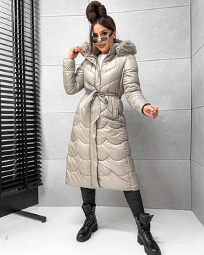 Długi, pikowany damski płaszcz z paskiem beżowy