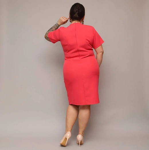 Koralowa sukienka plus size z kopertowym dekoltem