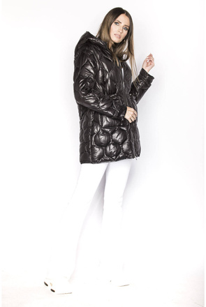 Pikowana czarna kurtka z kapturem