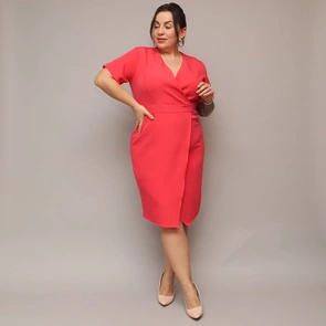Koralowa sukienka plus size z kopertowym dekoltem