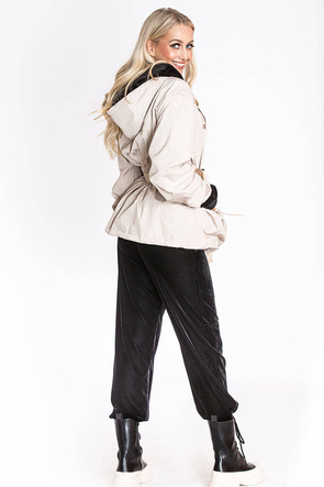 Beżowa kurtka z belt bag
