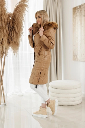 Zimowy taliowany płaszcz damski camel