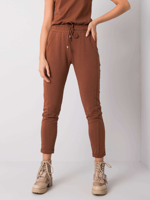 Brązowe bawełniane spodnie z podwijanymi nogawkami