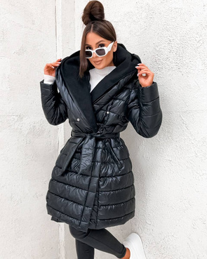 Zimowa pikowana kurtka z paskiem czarna