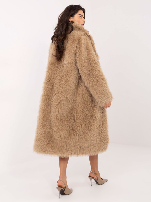 Futrzany jasnobeżowy płaszcz na zatrzaski