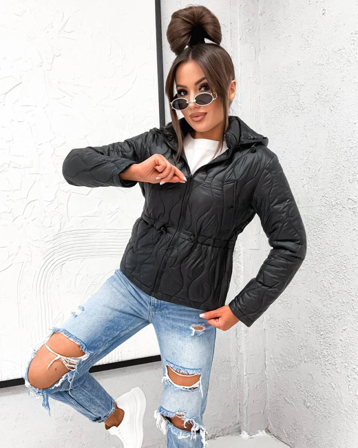 Czarna kurtka ściągana pod biustem