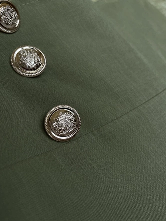 Eleganckie khaki spodnie damskie ze złotymi guzikami