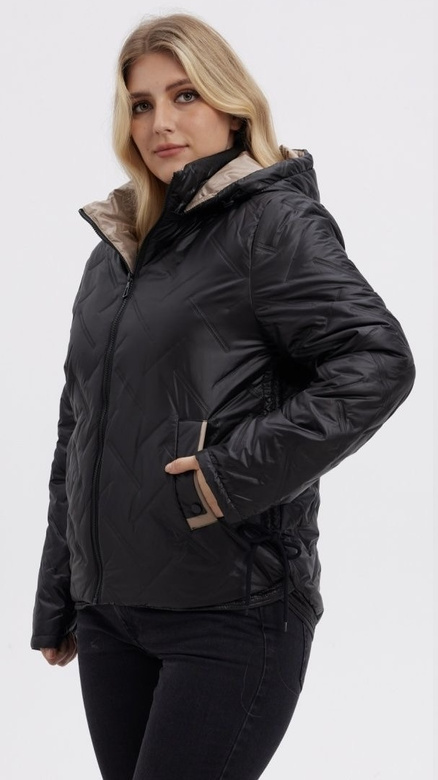 Czarna pikowana kurtka ze ściąganymi bokami