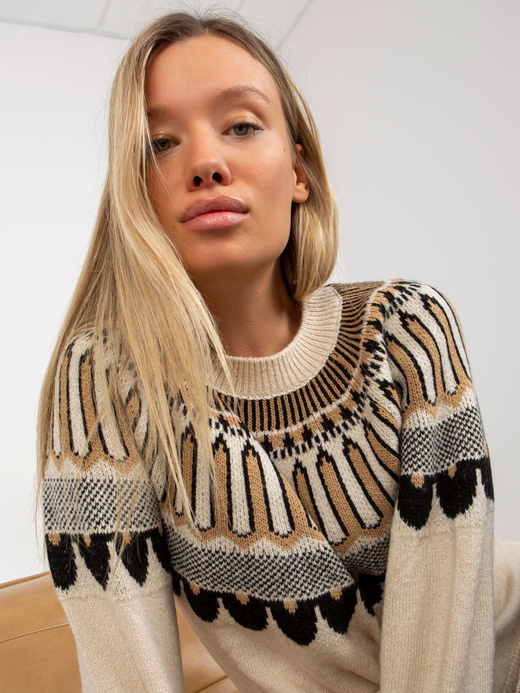 Beżowy sweter z niską stójką