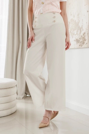 Eleganckie jasnobeżowe spodnie damskie ze złotymi guzikami