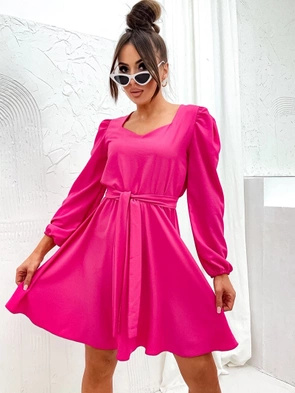 Koktajlowa sukienka z paskiem fuksja
