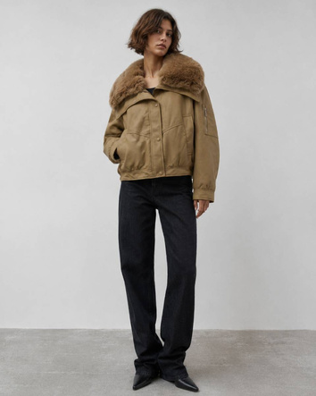 Camel kurtka damska z ekoskóry z futrzanym kołnierzem