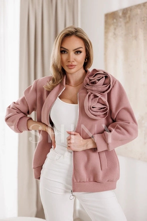 Różowa dzianinowa narzutka z ozdobnym motywem