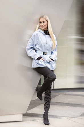 Niebieska kurtka z belt bag
