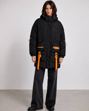Czarna kurtka puffer oversize z kapturem