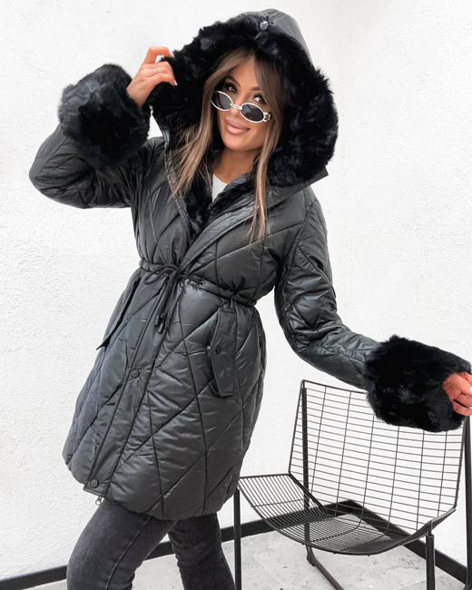 Pikowana kurtka zimowa czarna z futrzanym wykończeniem