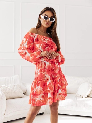 Czerwona sukienka z odkrytymi ramionami