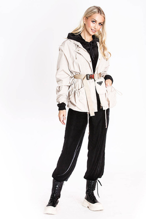 Beżowa kurtka z belt bag