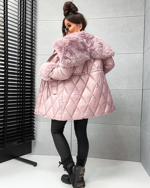 Pikowana kurtka zimowa róż z futrzanym wykończeniem