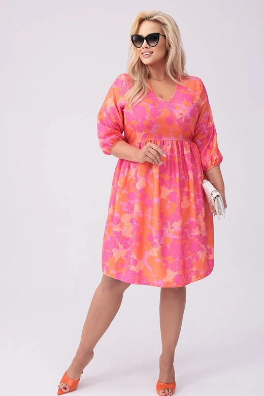 Sukienka plus size w kwiaty różowo-pomarańczowa