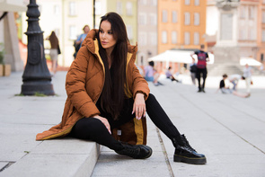 Dłuższa kurtka zimowa damska z wysoką stójką karmelowa (j9-067)