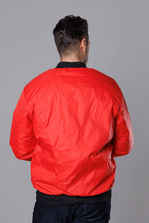 Czerwona męska kurtka typu bomber