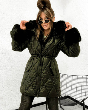 Pikowana kurtka zimowa khaki z futrzanym wykończeniem