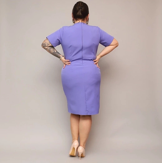 Fioletowa sukienka plus size z kopertowym dekoltem