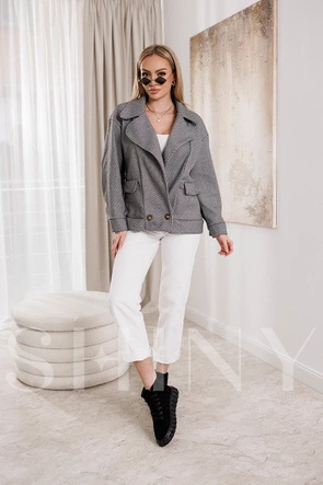 Szara kurtka z opuszczonymi ramionami