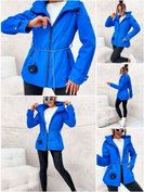 Beżowa kurtka z dekoracyjnym łańcuszkiem i ozdobną podszewką