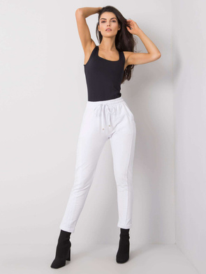 Białe bawełniane spodnie z podwijanymi nogawkami