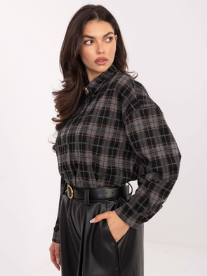 Czarna koszula z broszką