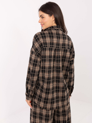 Ciemnobeżowa koszula z broszką