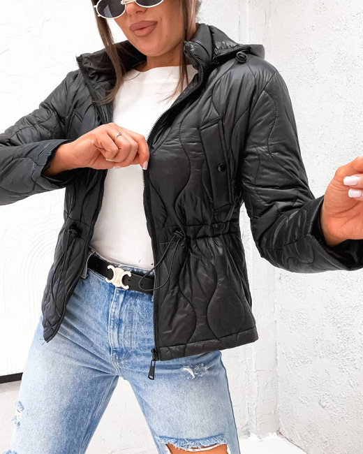 Czarna kurtka ściągana pod biustem