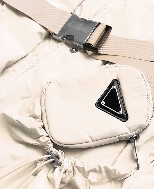 Beżowa kurtka z belt bag