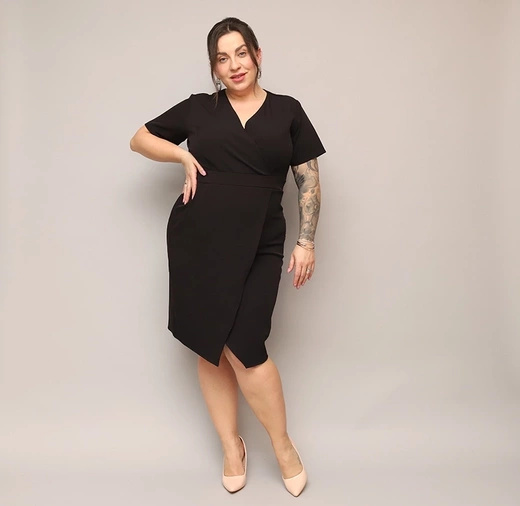 Czarna sukienka plus size z kopertowym dekoltem