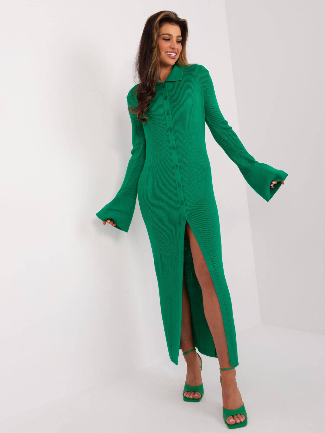 Długa sukienka z rozszerzanymi rękawami zielona