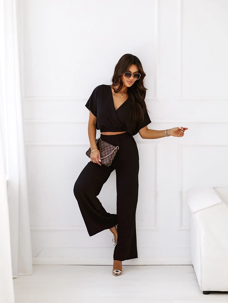 Elegancki czarny komplet krótki top i spodnie z wysokim stanem