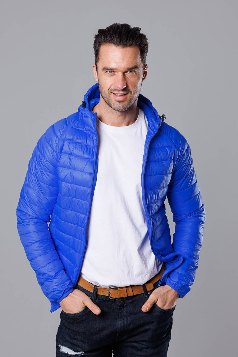 Niebieska pikowana kurtka męska z kapturem